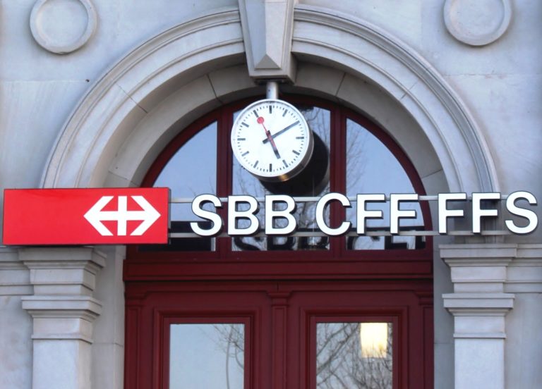 L orologio Delle Stazioni Svizzere Compie 75 Anni Circolo Svizzero l-orologio-delle-stazioni-svizzere-compie-75-anni-circolo-svizzero