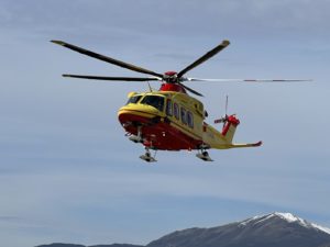 Siccità nell’Oberland bernese, l’Esercito rifornisce d’acqua due alpeggi