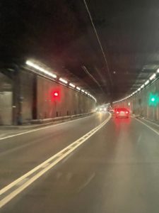 Pasqua 2026: traffico intenso sulle autostrade svizzere, attese lunghe code sull’asse del Gottardo